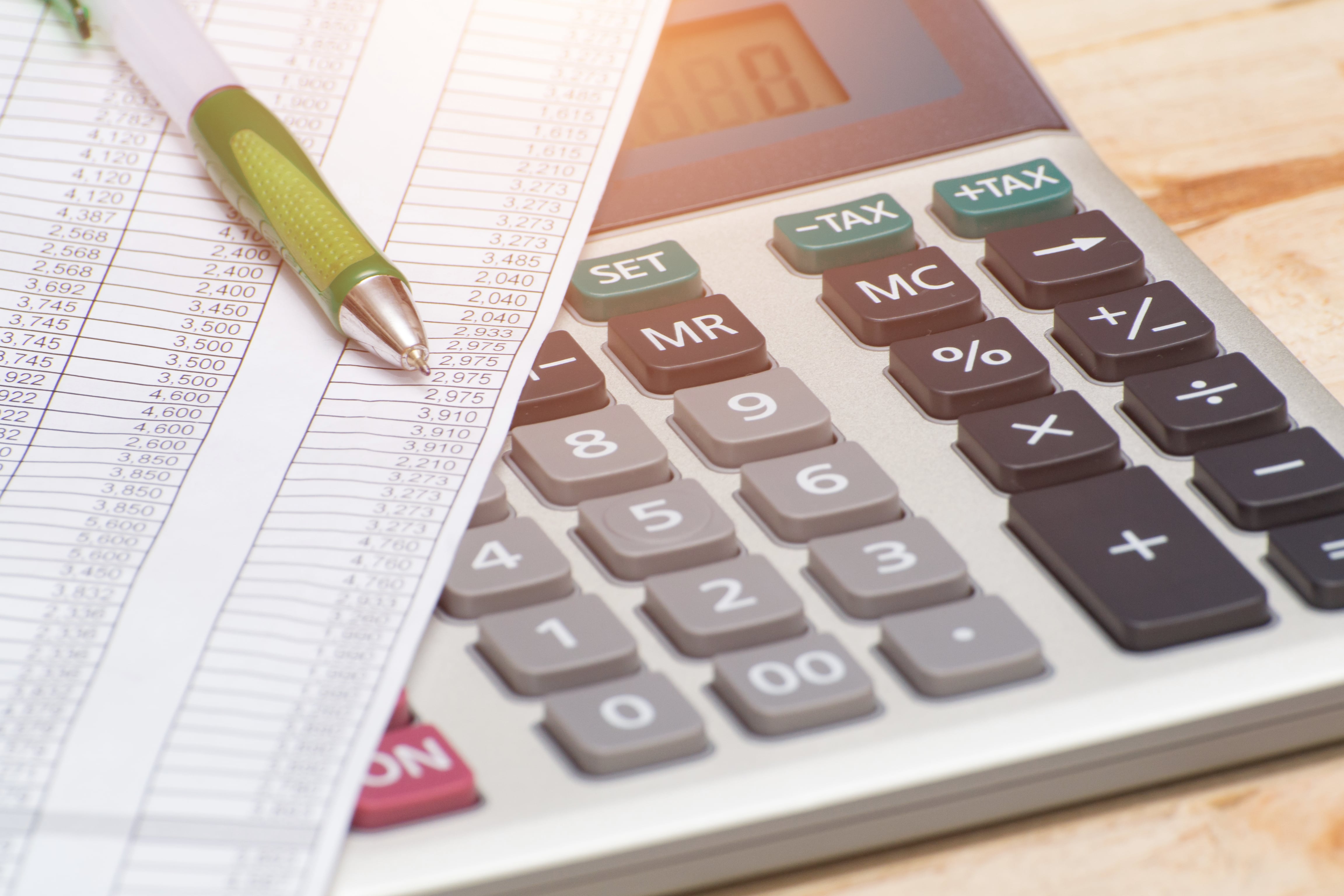 Calculadora y un documento en el que se están haciendo cuentas financieras (Foto vía Getty Images)