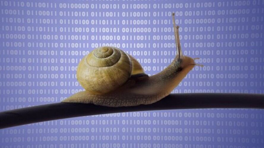 "Inmediatez" no es precisamente la palabra más adecuada para describir la conexión a internet de muchos usuarios.. Foto: BBC Mundo