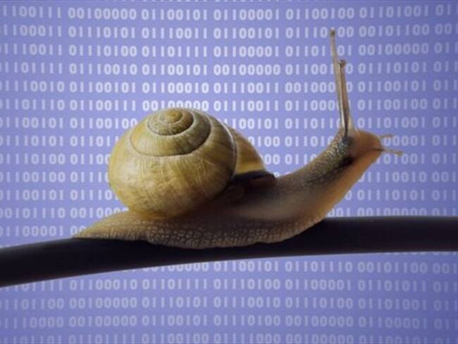 "Inmediatez" no es precisamente la palabra más adecuada para describir la conexión a internet de muchos usuarios.. Foto: BBC Mundo