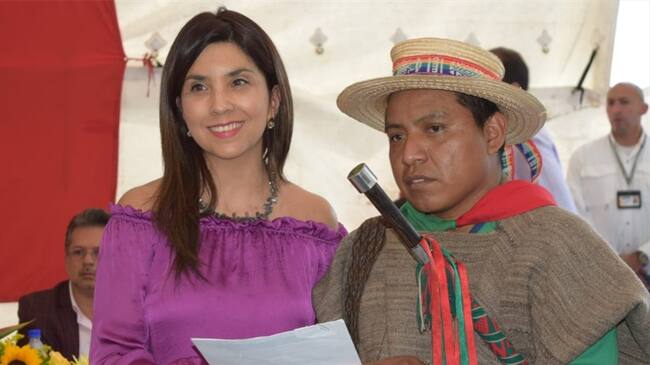 La ministra de Educación, María Victoria Angulo, y el consejero mayor del Consejo Regional Indígena del Cauca, Cric, Hermes Pete Vivas . Foto: Gobernación del Cauca