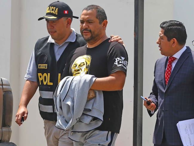 AME222. LIMA (PERÚ), 27/11/2023.- Fotografía difundida hoy por la Agencia Andina de Perú que muestra a Jaime Villanueva Barreto (c), asesor de la fiscal de la Nación (general) de Perú, tras su detención por un caso de presunta corrupción hoy, en Lima (Perú). Villanueva colaborará con la investigación que, según diversos medios, señala también a la máxima responsable del Ministerio Público, Patricia Benavides. El asesor fue arrestado esta mañana por el equipo especial de la Policía y de la Fiscalía contra la Corrupción del Poder (Eficcop) por un supuesto caso de tráfico de influencias para el que se integró dentro de una red, presuntamente liderada por Benavides. EFE/ Agencia Andina SÓLO USO EDITORIAL/SÓLO DISPONIBLE PARA ILUSTRAR LA NOTICIA QUE ACOMPAÑA (CRÉDITO OBLIGATORIO)