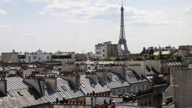 La policía está en contacto con el individuo, pero por el momento se desconoce las razones por las que escaló la fachada del monumento.. Foto: Getty Images