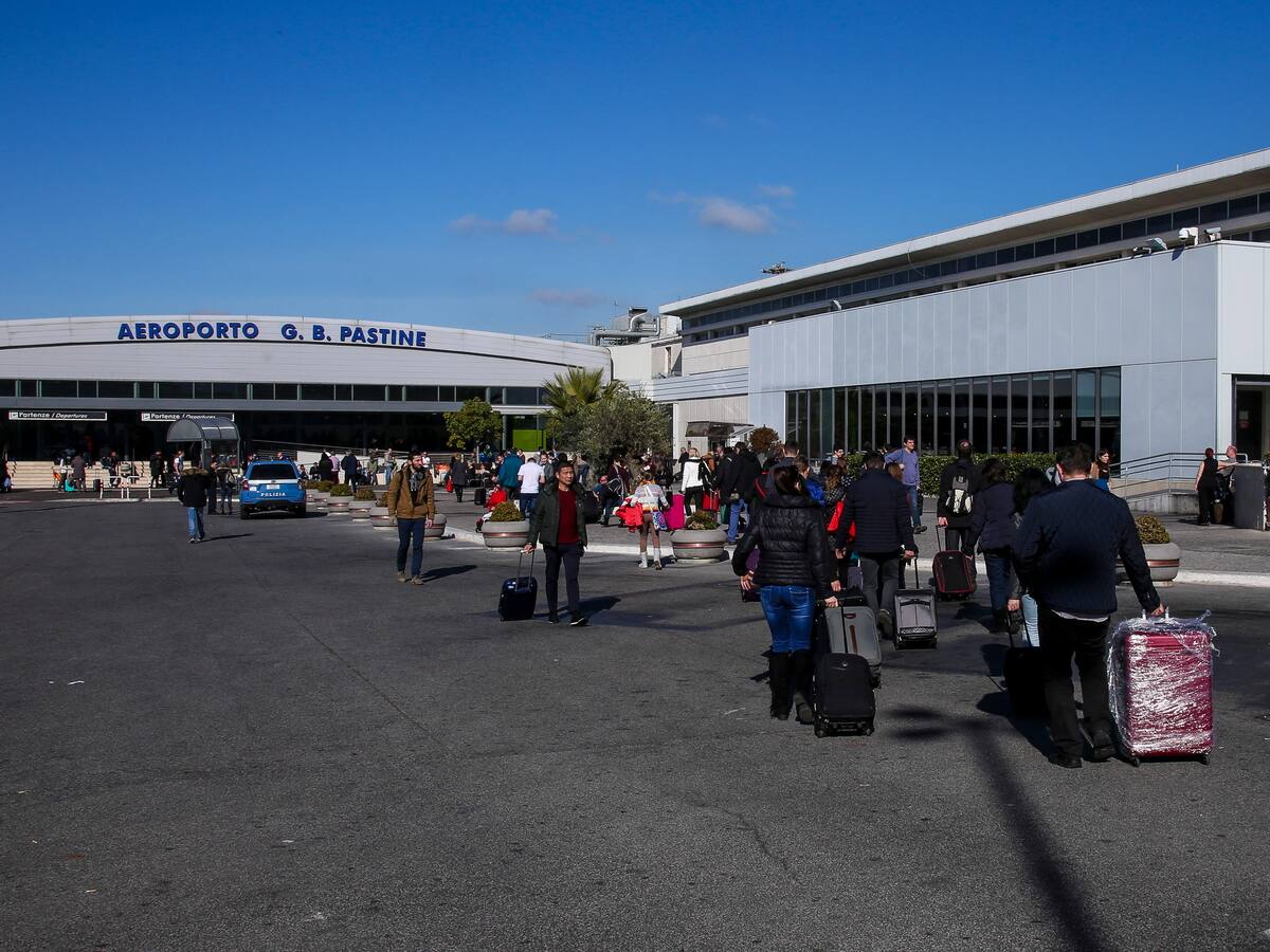 Evacuan parte del aeropuerto de Roma por un incendio en una pasarela de embarque