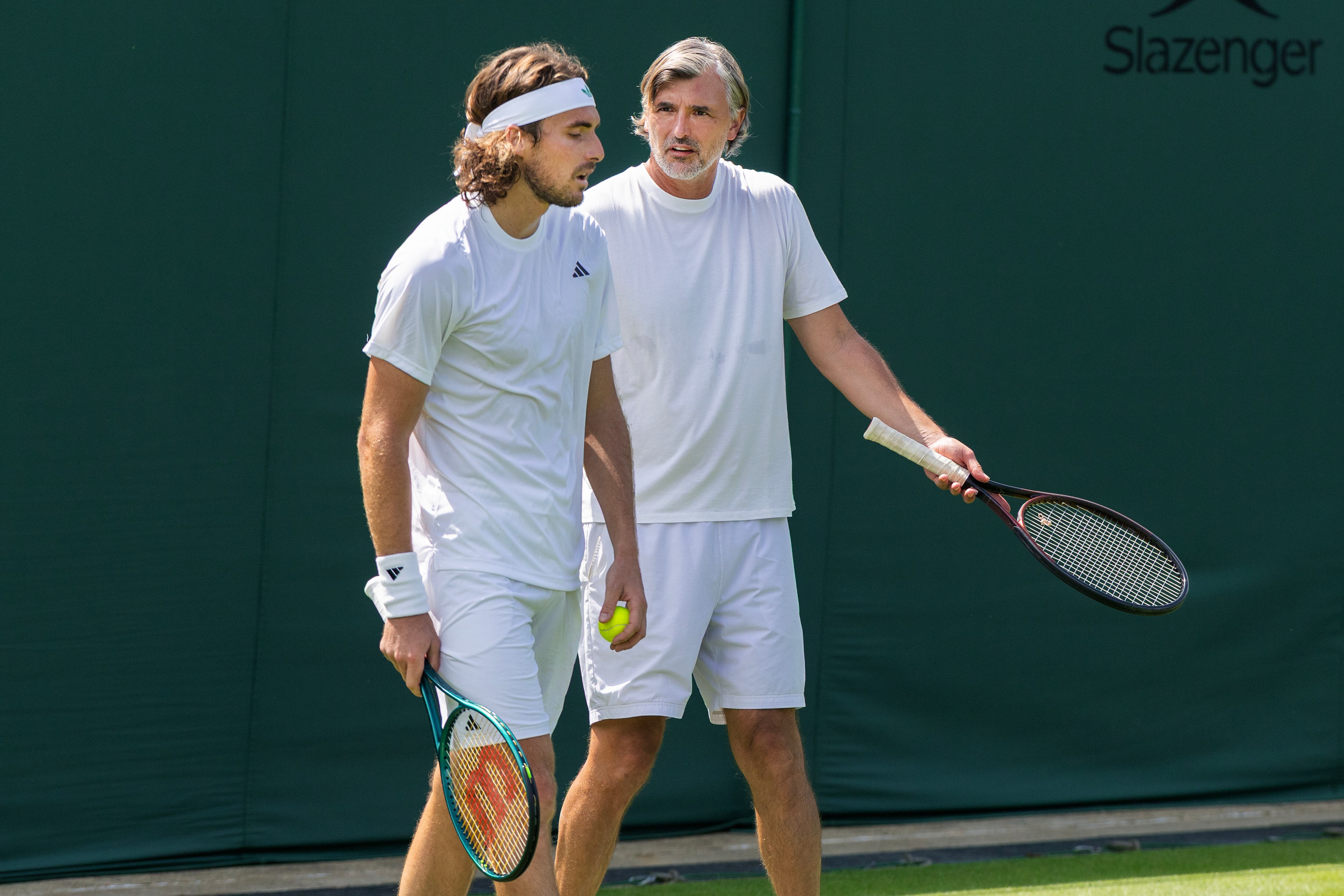 Stefanos Tsitsipas y Goran Ivanisevic durante un entrenamiento en Wimbledon 2025. FOTO: Tim Clayton/Getty Images