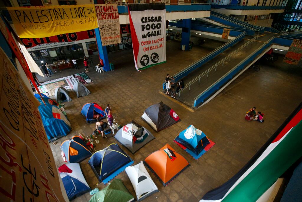 Protestas estudiantiles en universidad de Brasil. (Foto: MIGUEL SCHINCARIOL/AFP via Getty Images)