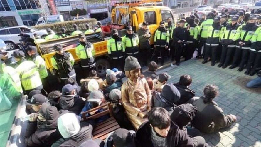 Varios activistas colocaron la estatua en Busán el 28 de diciembre.. Foto: BBC Mundo