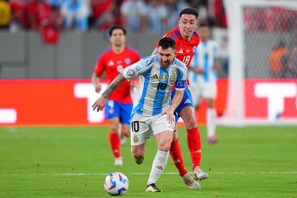 EAST RUTHERFORD, NEW JERSEY - JUNE 25: Marcos Bolados of Chile challenges for the ball with Lionel Messi of Argentina during the CONMEBOL Copa America 2024 match between Chile and Argentina at MetLife Stadium on June 25, 2024 in East Rutherford, New Jersey. (Photo by Mitchell Leff/Getty Images)