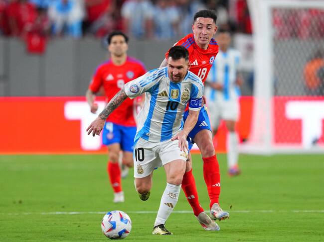 EAST RUTHERFORD, NEW JERSEY - JUNE 25: Marcos Bolados of Chile challenges for the ball with Lionel Messi of Argentina during the CONMEBOL Copa America 2024 match between Chile and Argentina at MetLife Stadium on June 25, 2024 in East Rutherford, New Jersey. (Photo by Mitchell Leff/Getty Images)