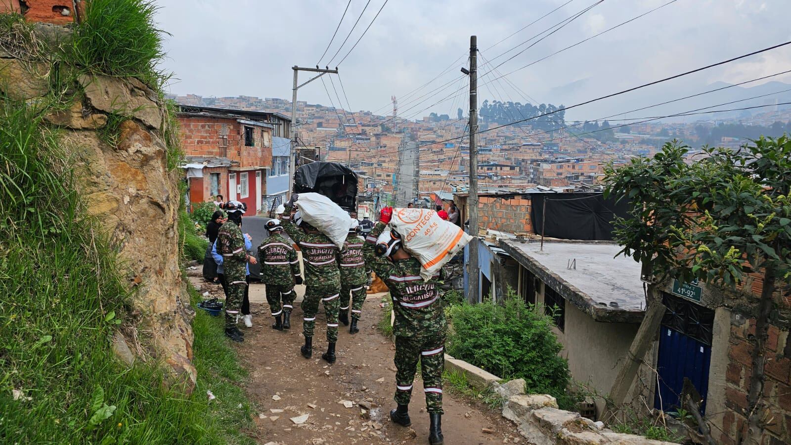 Ejército evacuó familias tras movimiento en masa en la localidad de San Cristóbal, Bogotá. Foto: Suministrada.