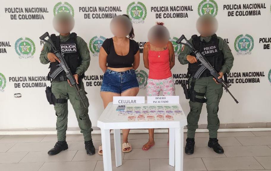 Capturan a dos mujeres que se hacían pasar por integrantes del Clan del Golfo en Córdoba. Foto: prensa Policía.