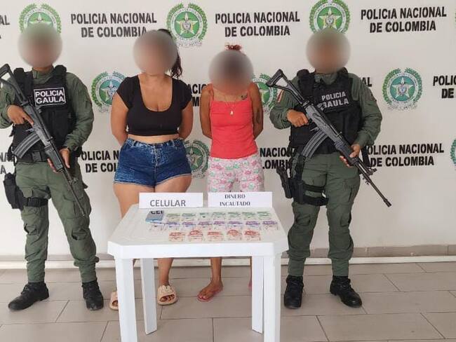 Capturan a dos mujeres que se hacían pasar por integrantes del Clan del Golfo en Córdoba. Foto: prensa Policía.