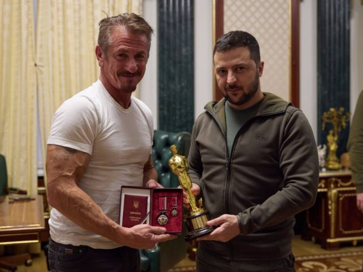 Sean Penn entrega a Zelenski su Premio Óscar: lo dejará en Kiev “hasta la victoria”
