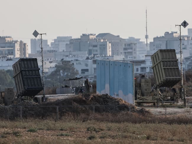 La fotografía tomada el 5 de agosto de 2022 muestra las baterías del sistema de misiles de defensa Cúpula de Hierro de Israel, diseñadas para interceptar y destruir cohetes de corto alcance y proyectiles de artillería, en la ciudad de Ashdod, en el sur de Israel.(Photo by AHMAD GHARABLI / AFP) (Photo by AHMAD GHARABLI/AFP via Getty Images)