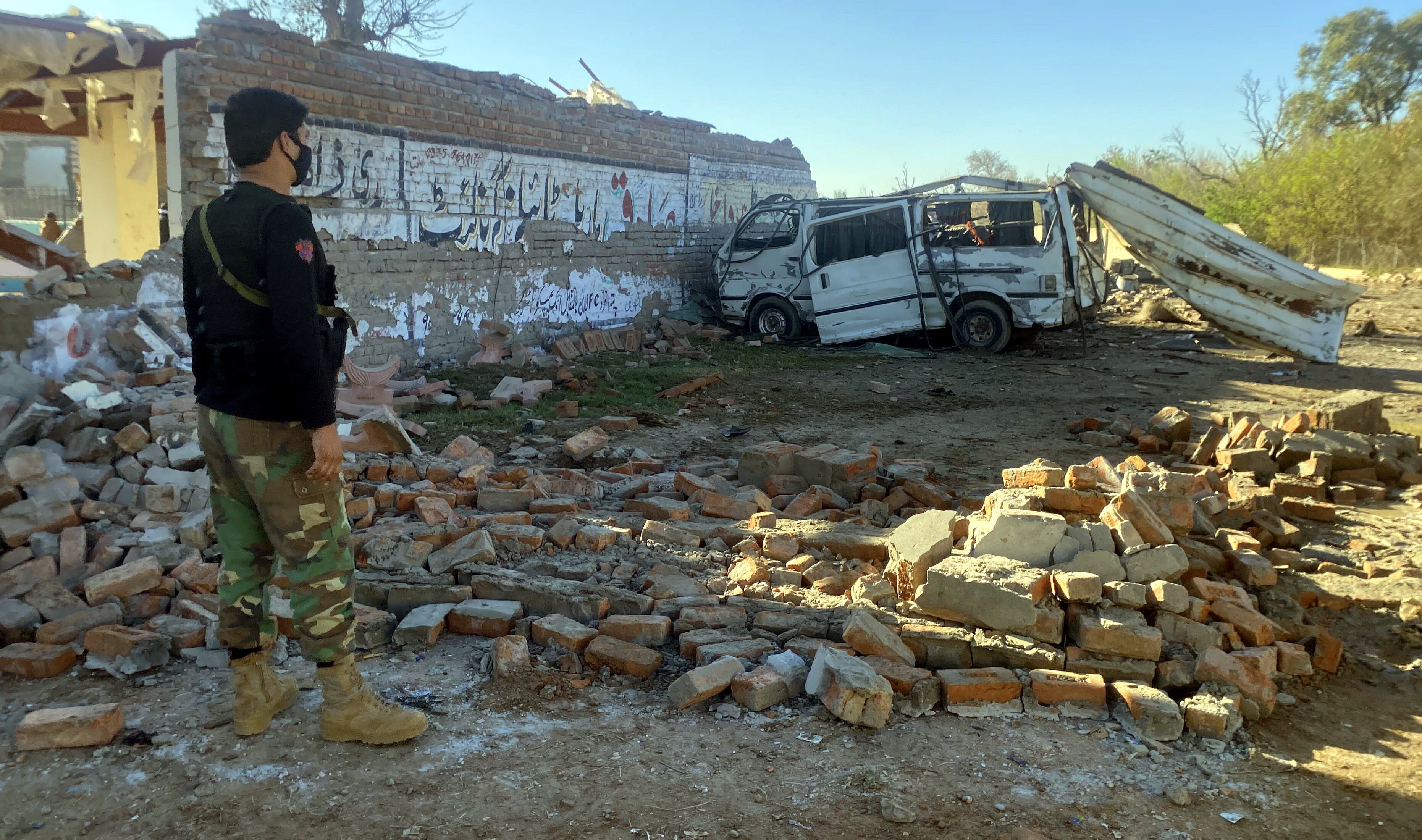 Insurgentes hicieron estallar dos vehículos cargados de explosivos para derribar el muro exterior de la base. FOTO: EFE/EPA/ABDULLAH KHAN