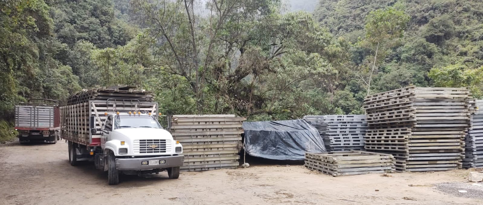 Todo listo para la instalación de un puente militar en la vía Curos - Málaga. Foto: Invías.