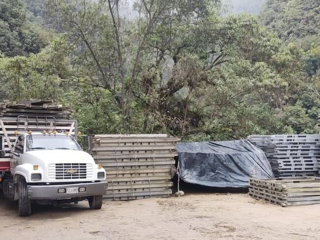Todo listo para la instalación de un puente militar en la vía Curos - Málaga. Foto: Invías.
