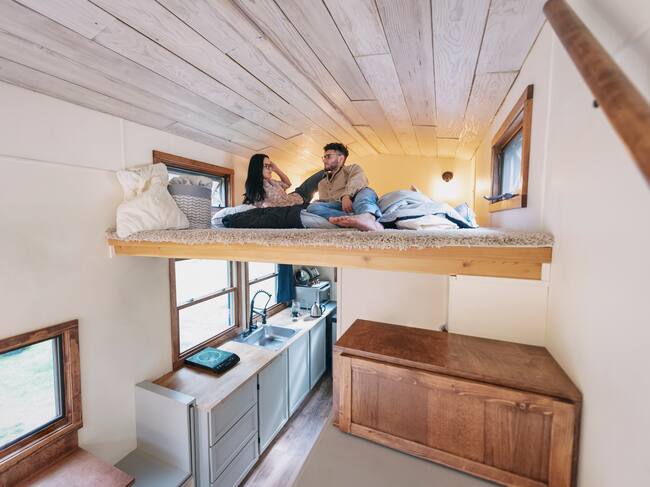 Pareja viviendo en un apartaestudio (GettyImages)