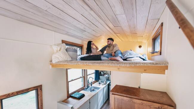 Pareja viviendo en un apartaestudio (GettyImages)