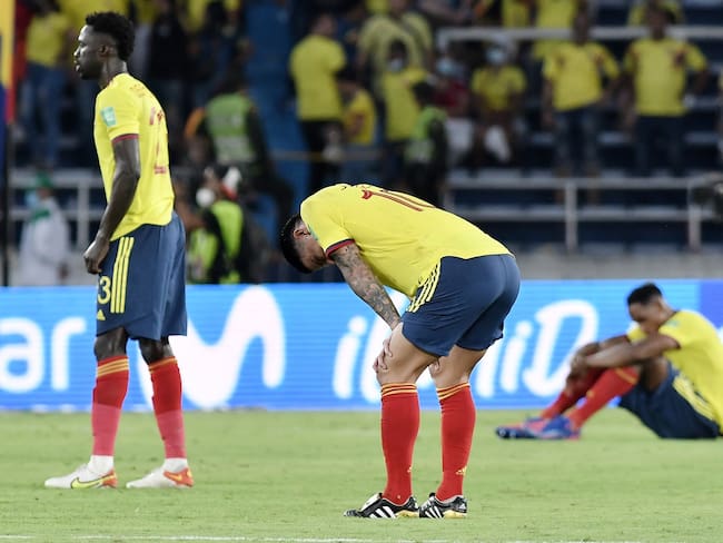 Jugadores de la Selección Colombia lamentando su derrota ante Perú