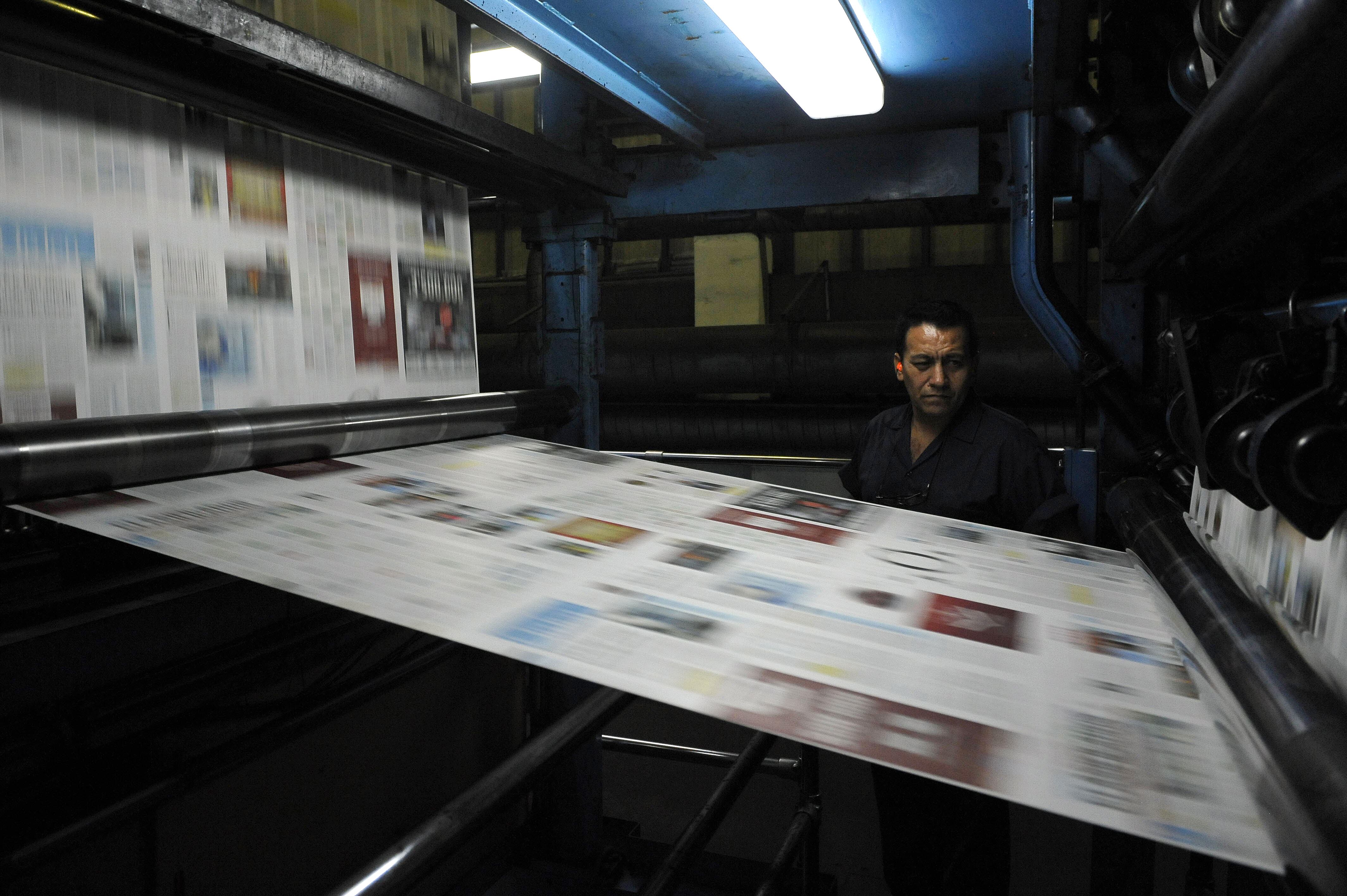 Un hombre trabaja en la imprenta del diario colombiano El País el 16 de marzo de 2011, en Cali, departamento del Valle del Cauca, Colombia. Foto: LUIS ROBAYO/AFP vía Getty Images.