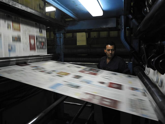 Un hombre trabaja en la imprenta del diario colombiano El País el 16 de marzo de 2011, en Cali, departamento del Valle del Cauca, Colombia. Foto: LUIS ROBAYO/AFP vía Getty Images.