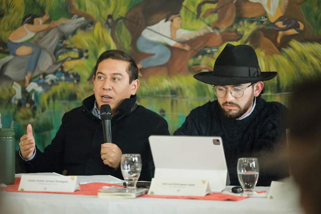 El gobernador de Boyacá, Carlos Andrés Amaya, y el alcalde de Duitama, José Luis Bohórquez. / Foto: Gobernación de Boyacá.