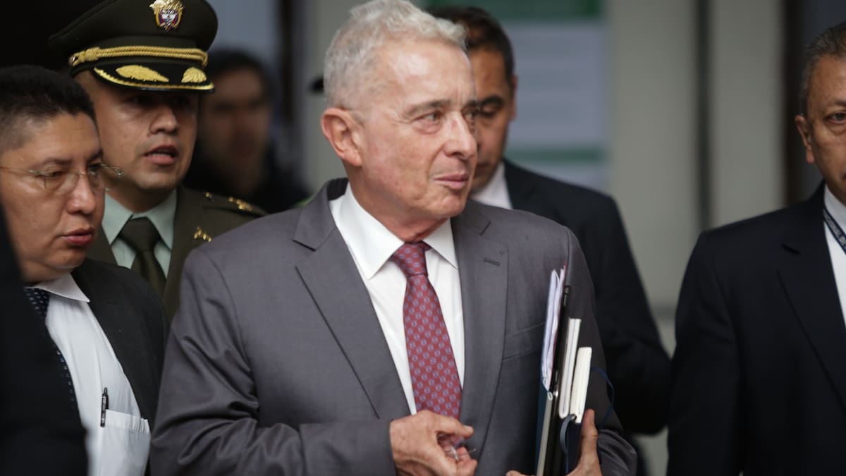 Suspenden juicio de Álvaro Uribe por orden de la Corte Suprema de Justicia