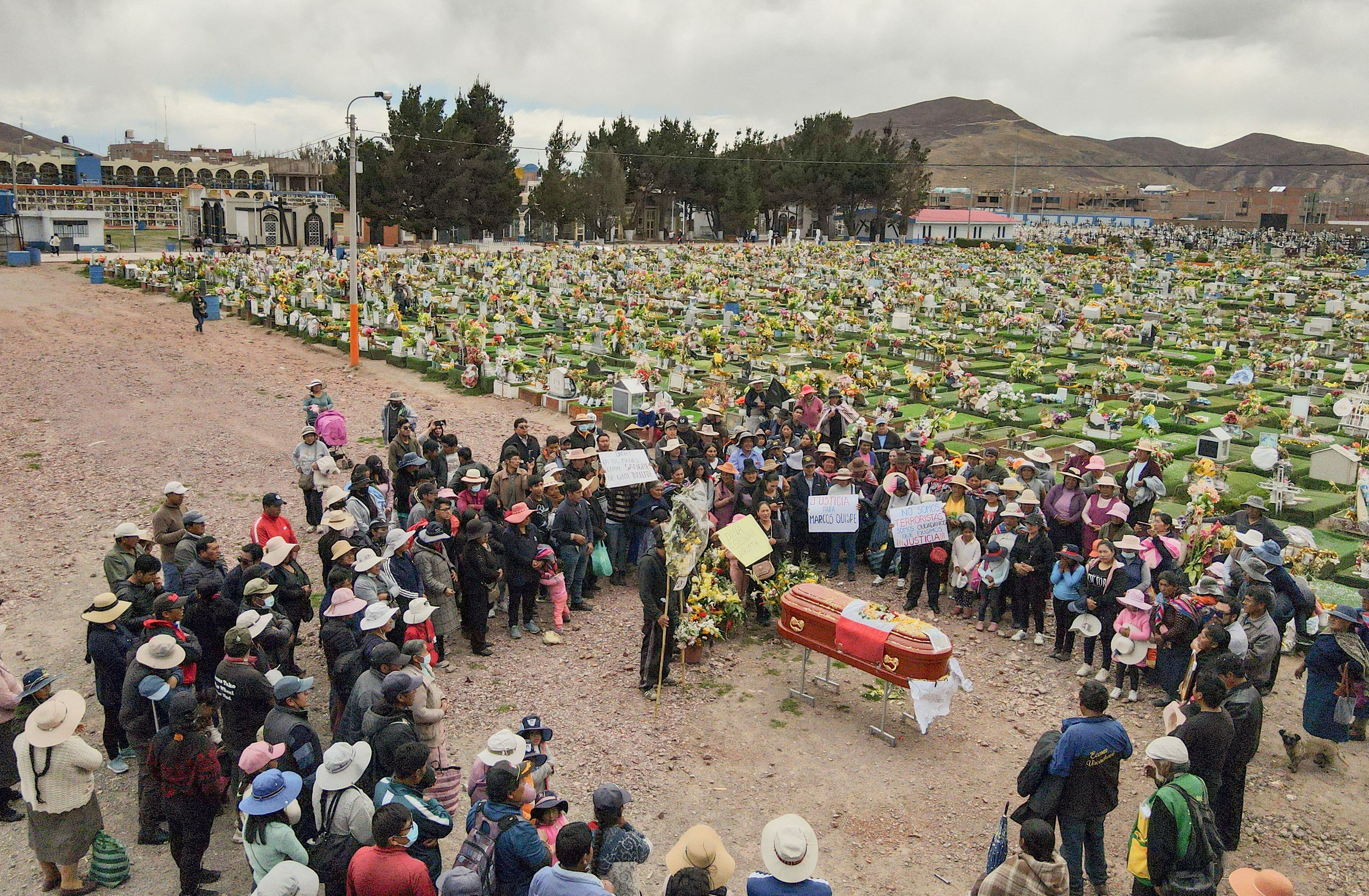 Familiares y amigos asisten al entierro de Marcos Quispe, uno de los 17 fallecidos durante el violento intento de toma del aeropuerto de la ciudad de Juliaca el 9 de enero, en el cementerio de Capilla en Juliaca, sur de Perú, el 12 de enero de 2023. Foto de JUAN CARLOS CISNEROS/AFP vía Getty Images.