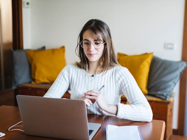 Estudiante tomando curso online // Referencia Getty Images