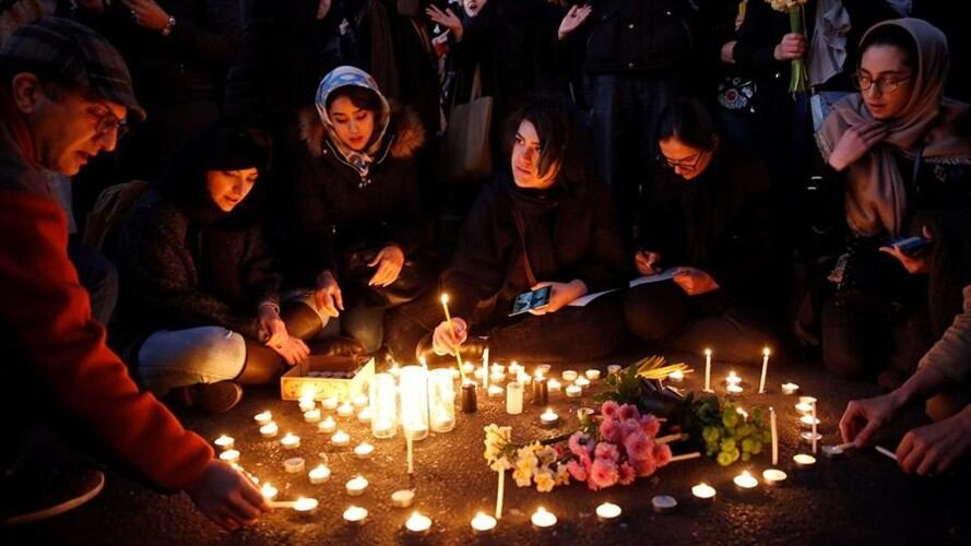 "Guardia Revolucionaria inútil, autora del asesinato de la nación" y "Cañones, tanques y gases lacrimógenos ya no tienen efecto, tengan miedo, nosotros todos estamos unidos" corearon los manifestantes. Foto: Agencia EFE