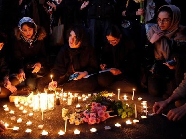 "Guardia Revolucionaria inútil, autora del asesinato de la nación" y "Cañones, tanques y gases lacrimógenos ya no tienen efecto, tengan miedo, nosotros todos estamos unidos" corearon los manifestantes. Foto: Agencia EFE