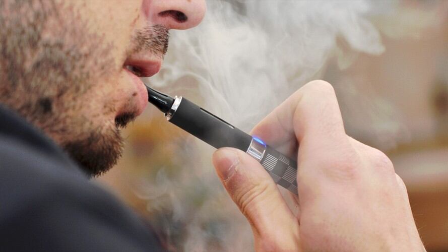 El Ministerio de Salud publicará un ABC con estudios que demuestran que vapeadores y cigarrillos electrónicos, aunque menos dañinos que el cigarrillo convencional, no son efectivos para dejar de fumar. Foto: Getty Images
