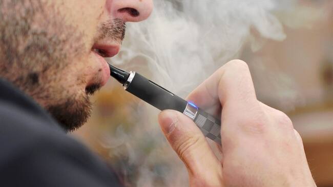 El Ministerio de Salud publicará un ABC con estudios que demuestran que vapeadores y cigarrillos electrónicos, aunque menos dañinos que el cigarrillo convencional, no son efectivos para dejar de fumar. Foto: Getty Images