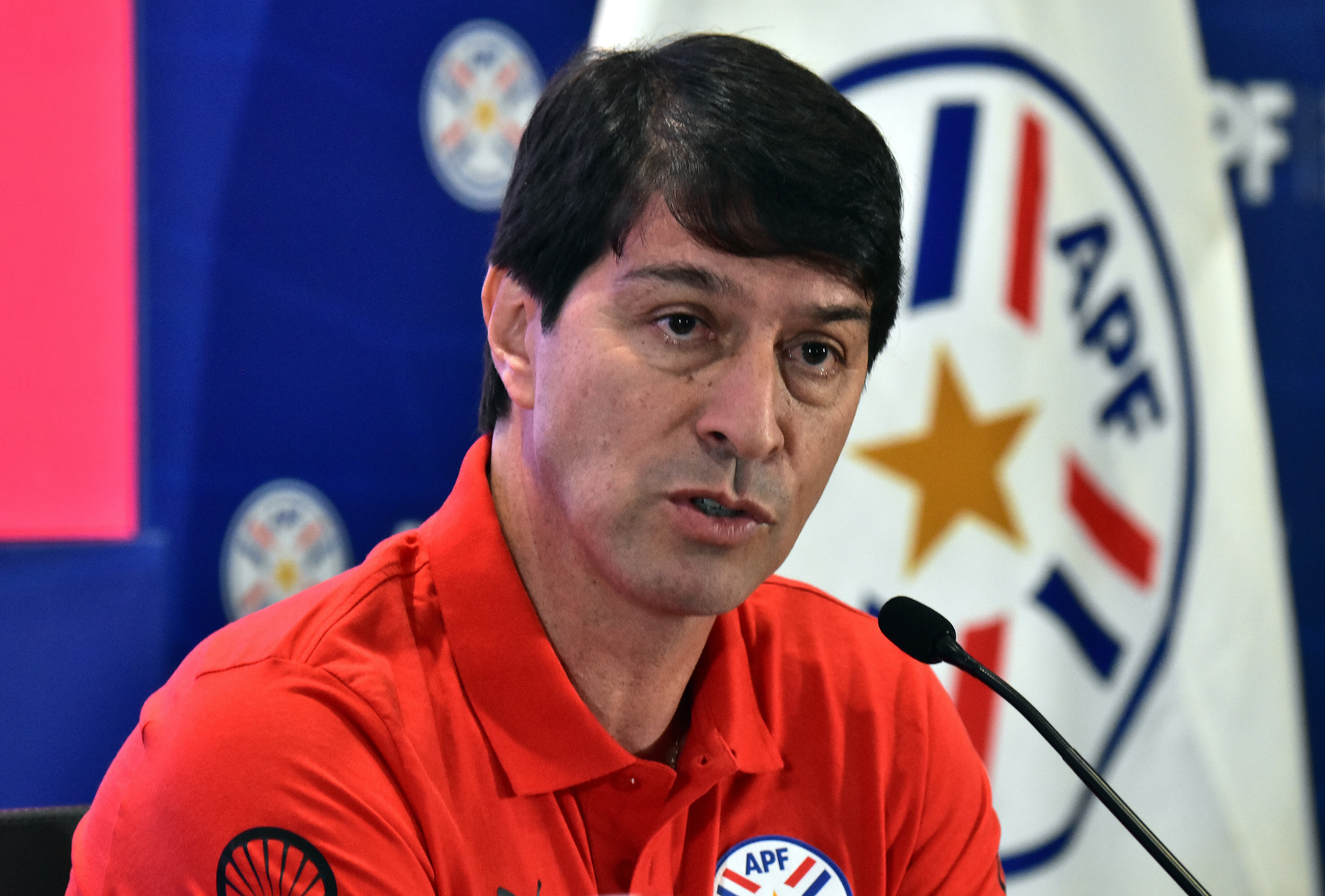 El director técnico de la selección paraguaya de fútbol, Daniel Garnero, ofrece una rueda de prensa para presentar a los convocados para los partidos de la quinta y sexta fecha de las eliminatorias sudamericanas para el mundial de 2026 hoy, en la sala de conferencias de la Asociación Paraguaya de Fútbol, en Asunción (Paraguay). EFE/ Daniel Piris