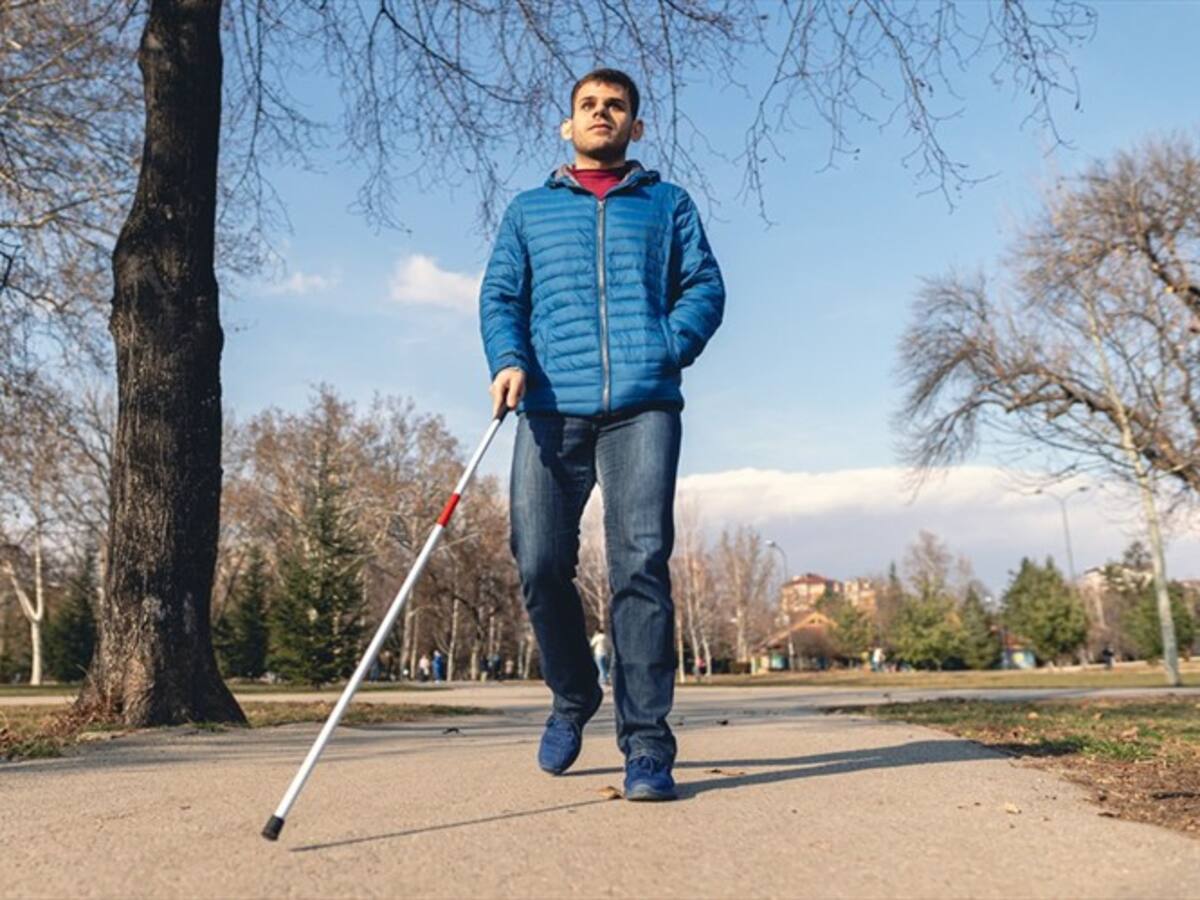 Crean zapatos inteligentes que permiten a personas invidentes detectar obstáculos