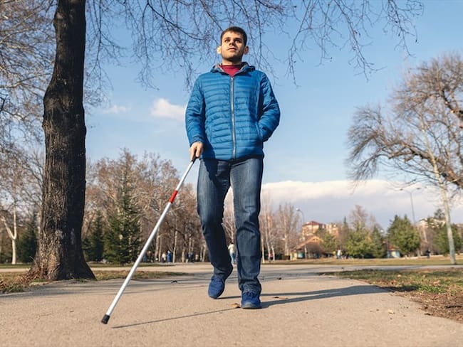 Crean zapatos inteligentes que permiten a personas invidentes detectar obstáculos