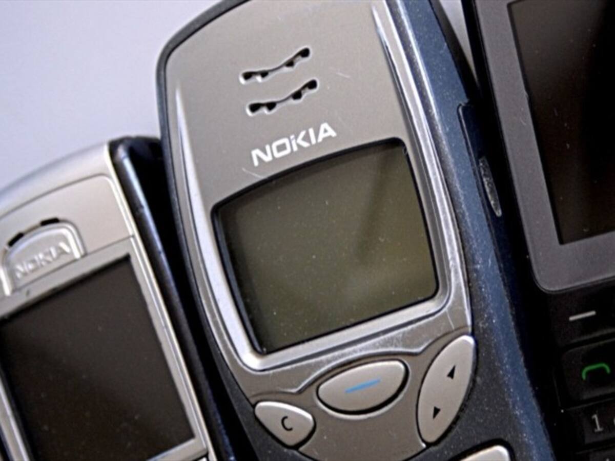 Preso se tragó un celular Nokia 3310 y fue operado de emergencia