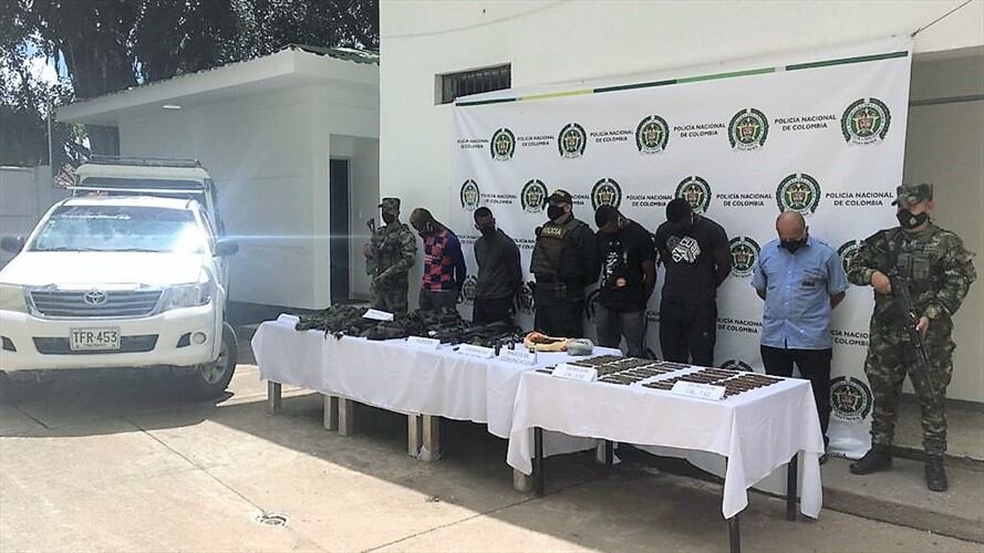 Los individuos se transportaban en una camioneta que fue inmovilizada . Foto: Ejército Nacional