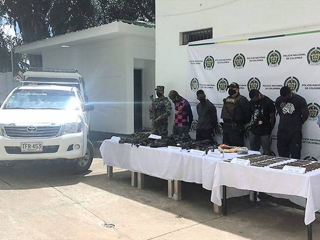 Los individuos se transportaban en una camioneta que fue inmovilizada . Foto: Ejército Nacional