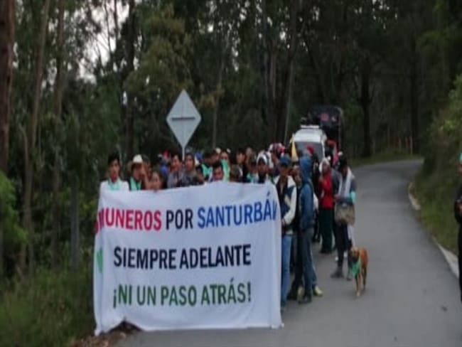 Cerca de 100 estudiantes emprendieron una caminata  desde Bucaramanga hacia el páramo de Santurbán en defensa del mismo.. Foto: