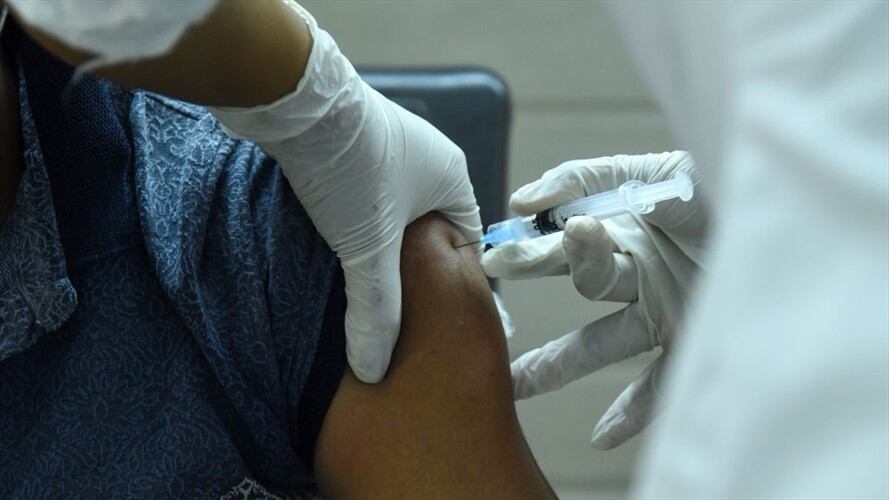 Generalmente, el dolor no dura más de unos pocos días y es leve, a pesar de que cause molestias al mover el brazo o presionar la zona donde fue aplicada la vacuna. Foto: Getty Images / DAVID TALUKDAR