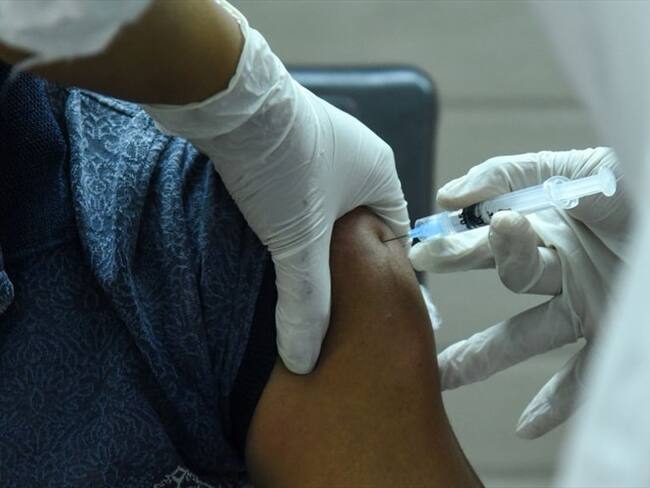 Generalmente, el dolor no dura más de unos pocos días y es leve, a pesar de que cause molestias al mover el brazo o presionar la zona donde fue aplicada la vacuna. Foto: Getty Images / DAVID TALUKDAR