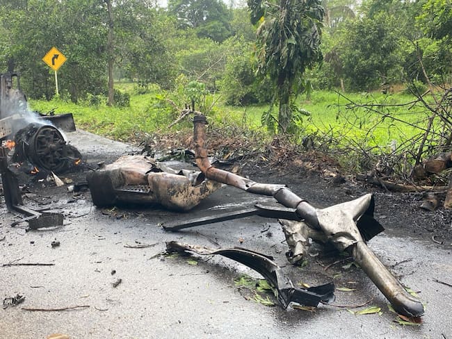 AME539. PUERTO JORDÁN (COLOMBIA), 17/09/2024.- Fotografía cedida por la oficina de comunicaciones del Ejército de Colombia de un camión incendiado durante un ataque a la base militar de Puerto Jordán, en el departamento colombiano de Arauca (este), este martes en Puerto Jordán (Colombia). El presidente colombiano, Gustavo Petro, condenó el ataque de la guerrilla del Ejército de Liberación Nacional (ELN) en el este del país que dejó dos soldados muertos y 27 heridos, y aseguró que "es una acción que cierra un proceso de paz con sangre". EFE/ Ejército De Colombia SOLO USO EDITORIAL/NO VENTAS/SOLO DISPONIBLE PARA ILUSTRAR LA NOTICIA QUE ACOMPAÑA/CRÉDITO OBLIGATORIO/MÁXIMA CALIDAD DISPONIBLE