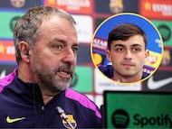 Hansi Flick durante una rueda de prensa previo al encuentro ante el Villarreal C.F., el 20 de diciembre de 2025 y Pedri. FOTOS: Javier Borrego y Urbanandsport/Getty Images