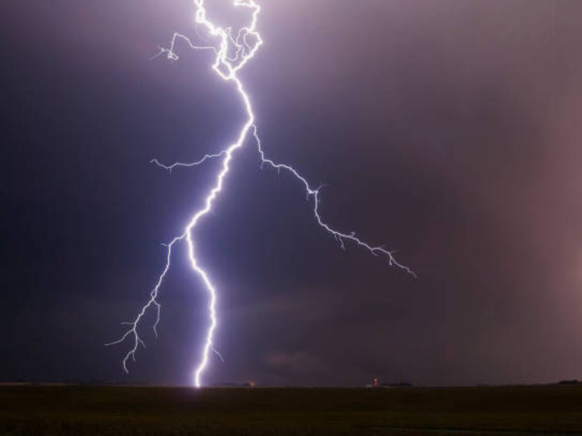 Tres jóvenes heridos por la caída de un rayo en Santa Marta