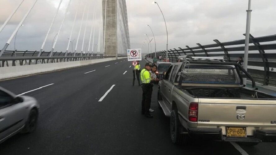 Invías se pronunció sobre los videos en los que se evidencia una gran filtración de agua en uno de los espacios del puente Pumarejo. Foto: Colprensa / JUAN MANUEL CANTILLO