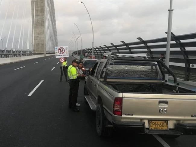 Invías se pronunció sobre los videos en los que se evidencia una gran filtración de agua en uno de los espacios del puente Pumarejo. Foto: Colprensa / JUAN MANUEL CANTILLO