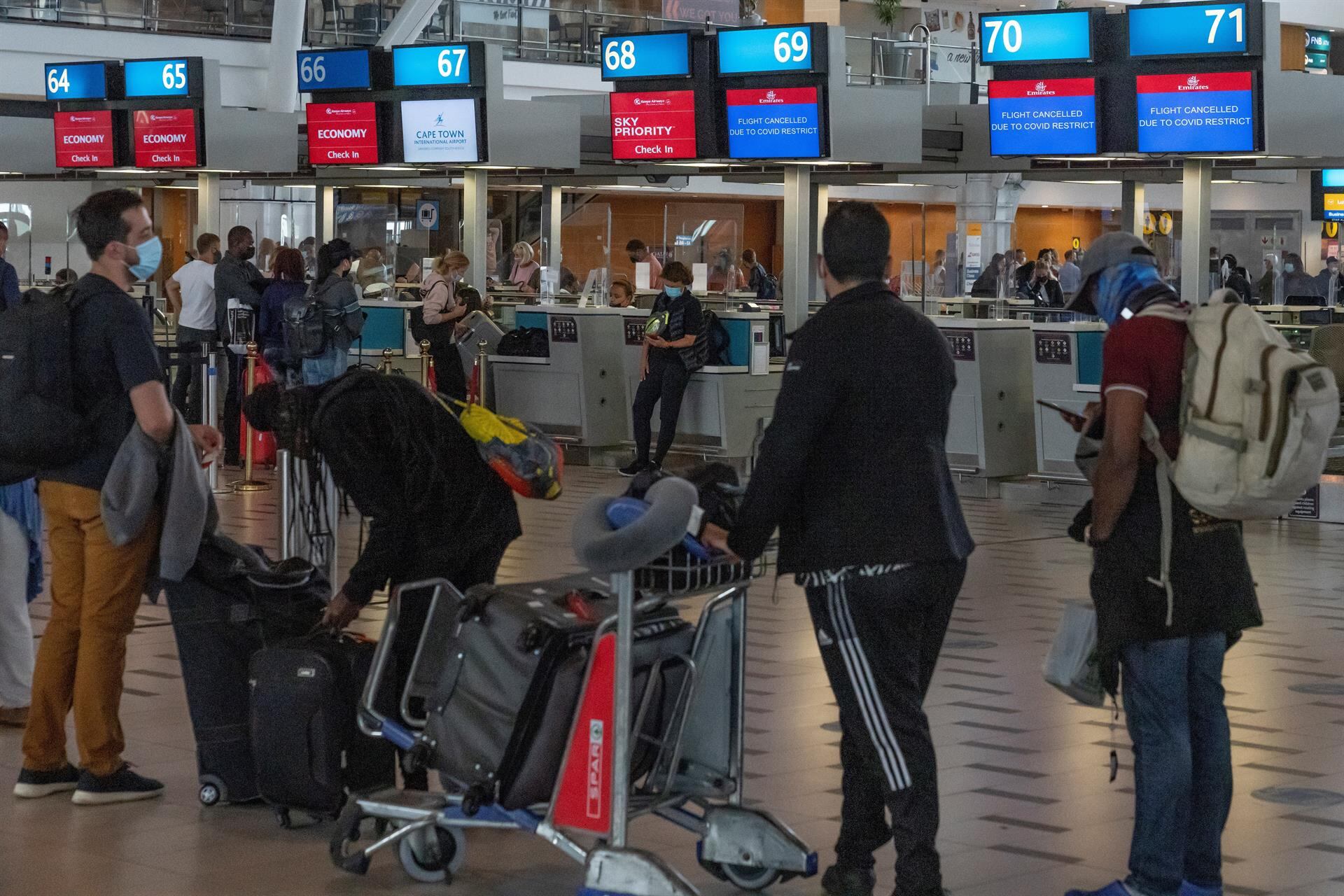 Ómicron vuelve a restringir la actividad social, mientras aumentan los casos. Foto: Agencia EFE