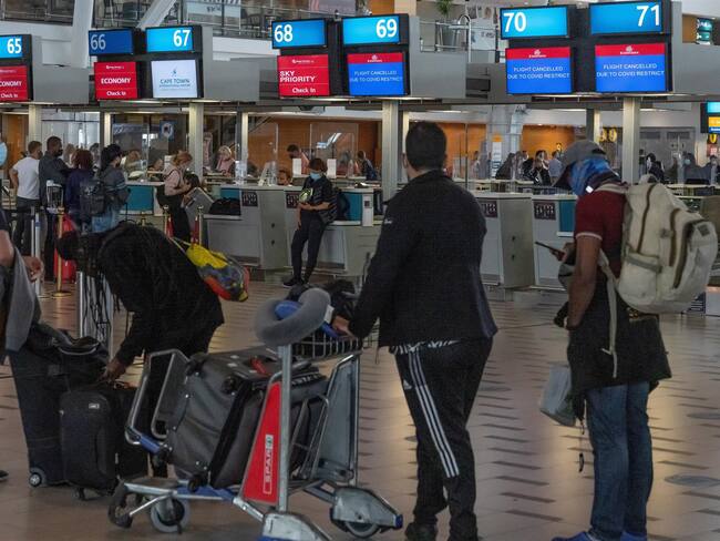 Ómicron vuelve a restringir la actividad social, mientras aumentan los casos. Foto: Agencia EFE