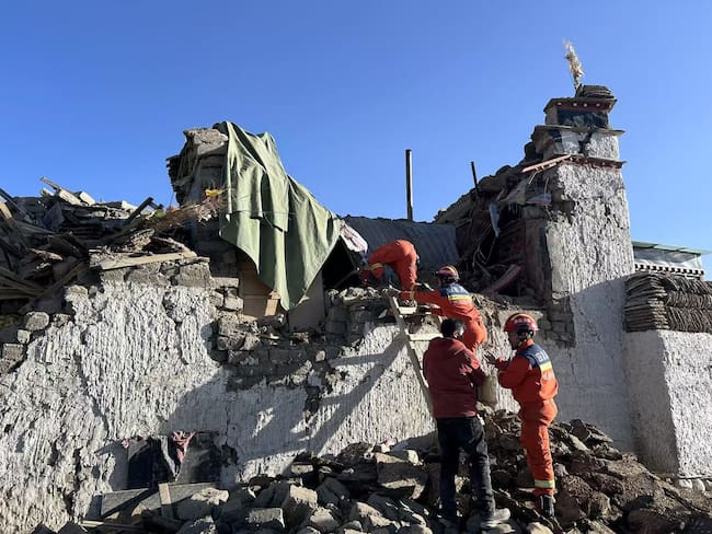 Xigaze (China), 07/01/2025.- Rescuers work in an earthquake-affected area in Changsuo Township of Dingri in Xigaze, southwest China's Xizang Autonomous Region, 07 January 2025. Thirty-two people have been confirmed dead and 38 injured during the 6.8-magnitude earthquake that jolted Dingri County in the city of Xigaze in Xizang Autonomous Region at 9:05 a.m. (Beijing Time) on January 7, according to regional disaster relief headquarters. (Terremoto/sismo) EFE/EPA/XINHUA / Jigme Dorje CHINA OUT / UK AND IRELAND OUT / MANDATORY CREDIT EDITORIAL USE ONLY